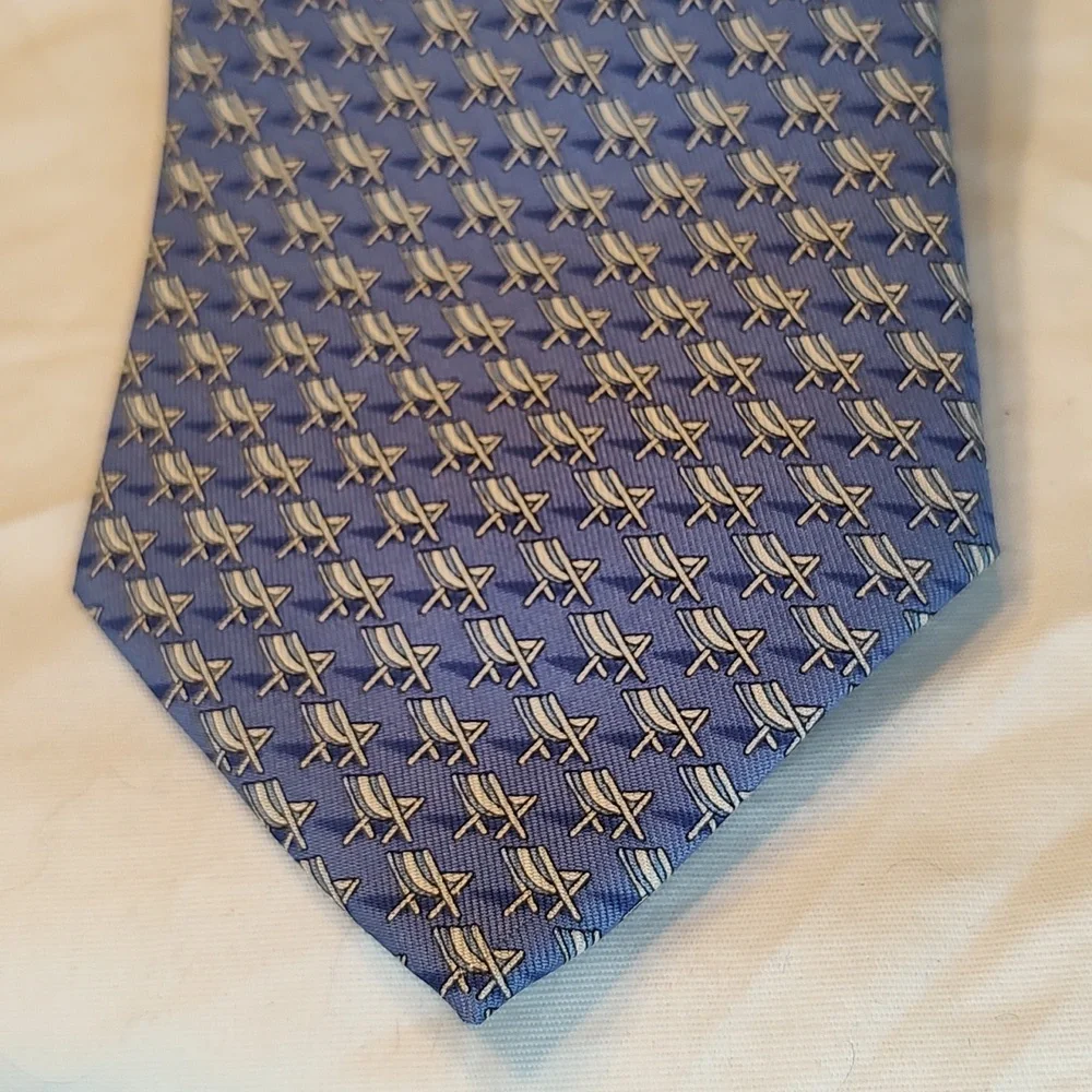 Vineyard Vines blue hand painted lounge chair tie
